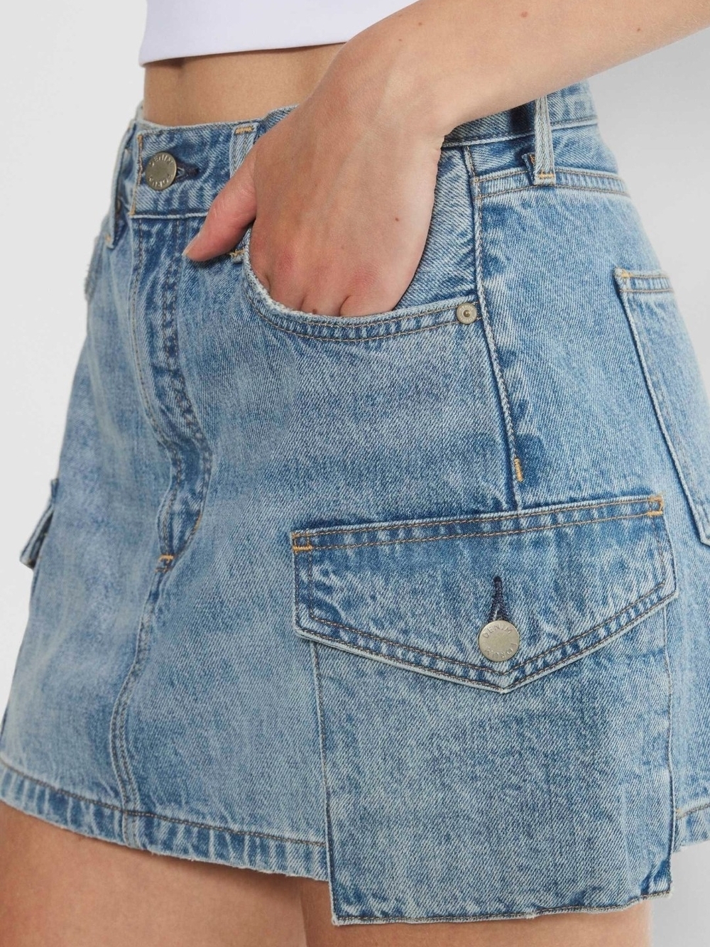 Aritzia Denim Forum The ’90s Mid-Rise Cargo Denim Mini Skirt Light Wash NWOT 31